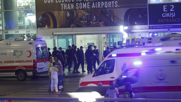 Кола хитне помоћи и полиција на аеродрому Ататурк у Истанбулу после бомбашког напада - Sputnik Србија