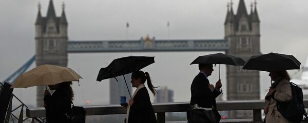 Становници Лондона прелазе Лондонски мост испред Тауера у центру Лондона. - Sputnik Србија