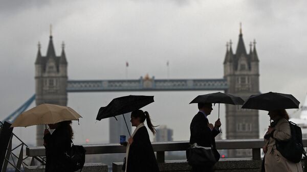 Становници Лондона прелазе Лондонски мост испред Тауера у центру Лондона. - Sputnik Србија