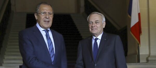 Француски министар спољних послова Жан Марк Еро и руски министар спољних послова Сергеј Лавров пре састанка у Паризу. - Sputnik Србија