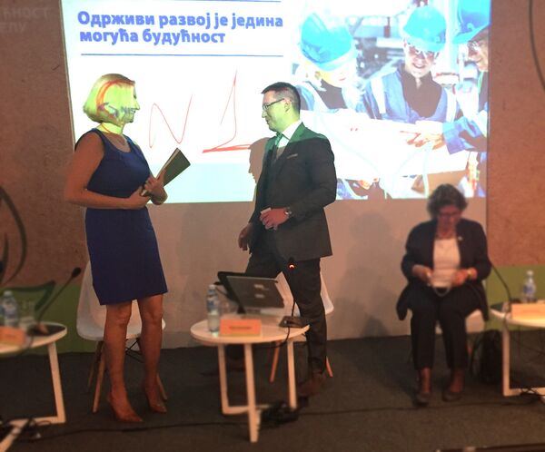 Ана Трбовић, професорка на Факултету за економију, финансије и администрацију (ФЕФА) у Београду и генерални директор НИС-а Кирил Кравченко - Sputnik Србија