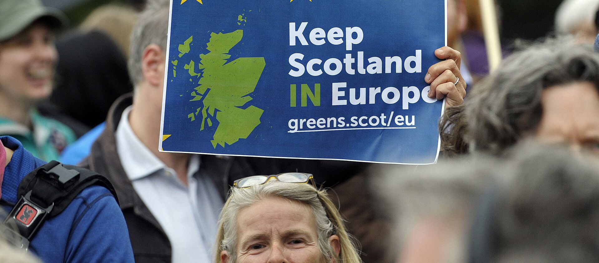 Жена носи транспарент на митингу присталица останка Велике Британије у ЕУ испред Парламента Шкотске у Единбургу. - Sputnik Србија, 1920, 02.01.2021