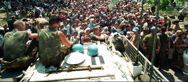 Холандски мировњаци у Сребреници 13. јула 1995. године Холандски мировњаци у Сребреници 13. јула 1995. године - Sputnik Србија