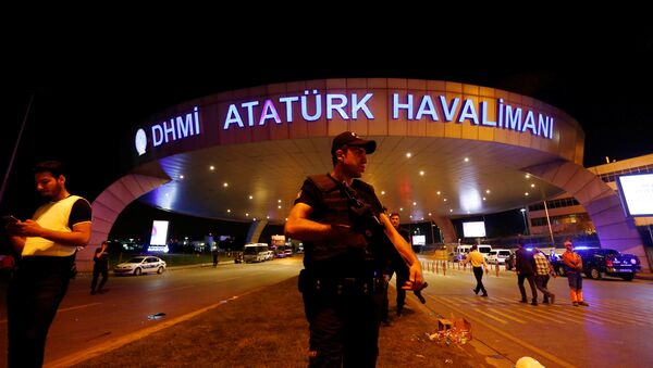 Турска полиција на аеродрому Ататурк у Истанбулу после терористичког напада 29. јуна 2016. године - Sputnik Србија