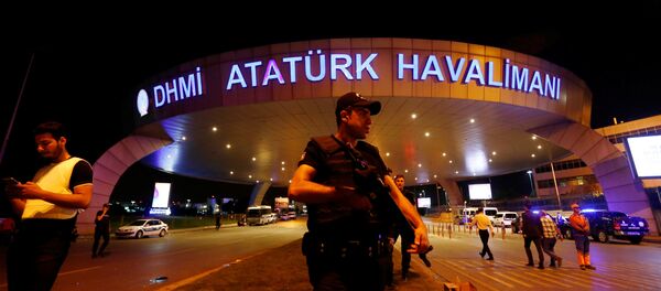 Турска полиција на аеродрому Ататурк у Истанбулу после терористичког напада 29. јуна 2016. године - Sputnik Србија