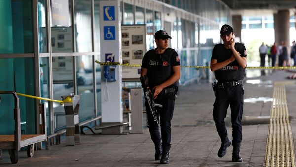Turska policija na aerodromu Ataturk u Istanbulu posle terorističkog napada 29. juna 2016. godine - Sputnik Srbija