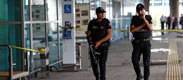 Турска полиција на аеродрому Ататурк у Истанбулу после терористичког напада 29. јуна 2016. године Турска полиција на аеродрому Ататурк у Истанбулу после терористичког напада 29. јуна 2016. године - Sputnik Србија