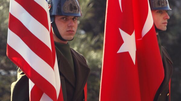 Američki i Turski vojnici sa zastavma svojih država - Sputnik Srbija