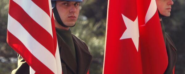 Амерички и Турски војници са заставма својих држава Амерички и Турски војници са заставма својих држава - Sputnik Србија