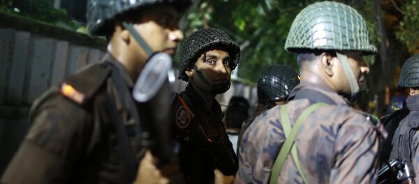 Обезбеђење чува ресторан који су напали наоружани терористи у Даки, престоници Бангладеша - Sputnik Србија