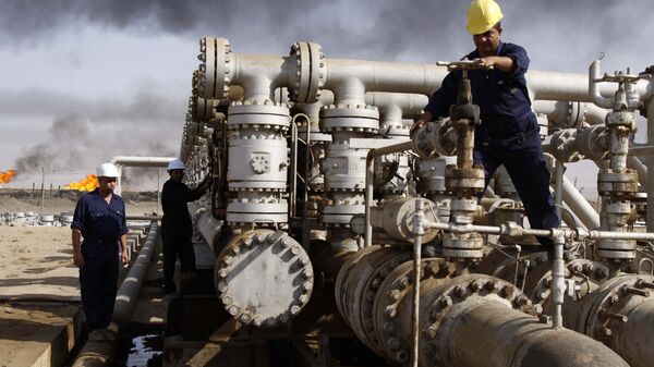 Радници у рафинерији нафте Румаила у Ираку - Sputnik Србија