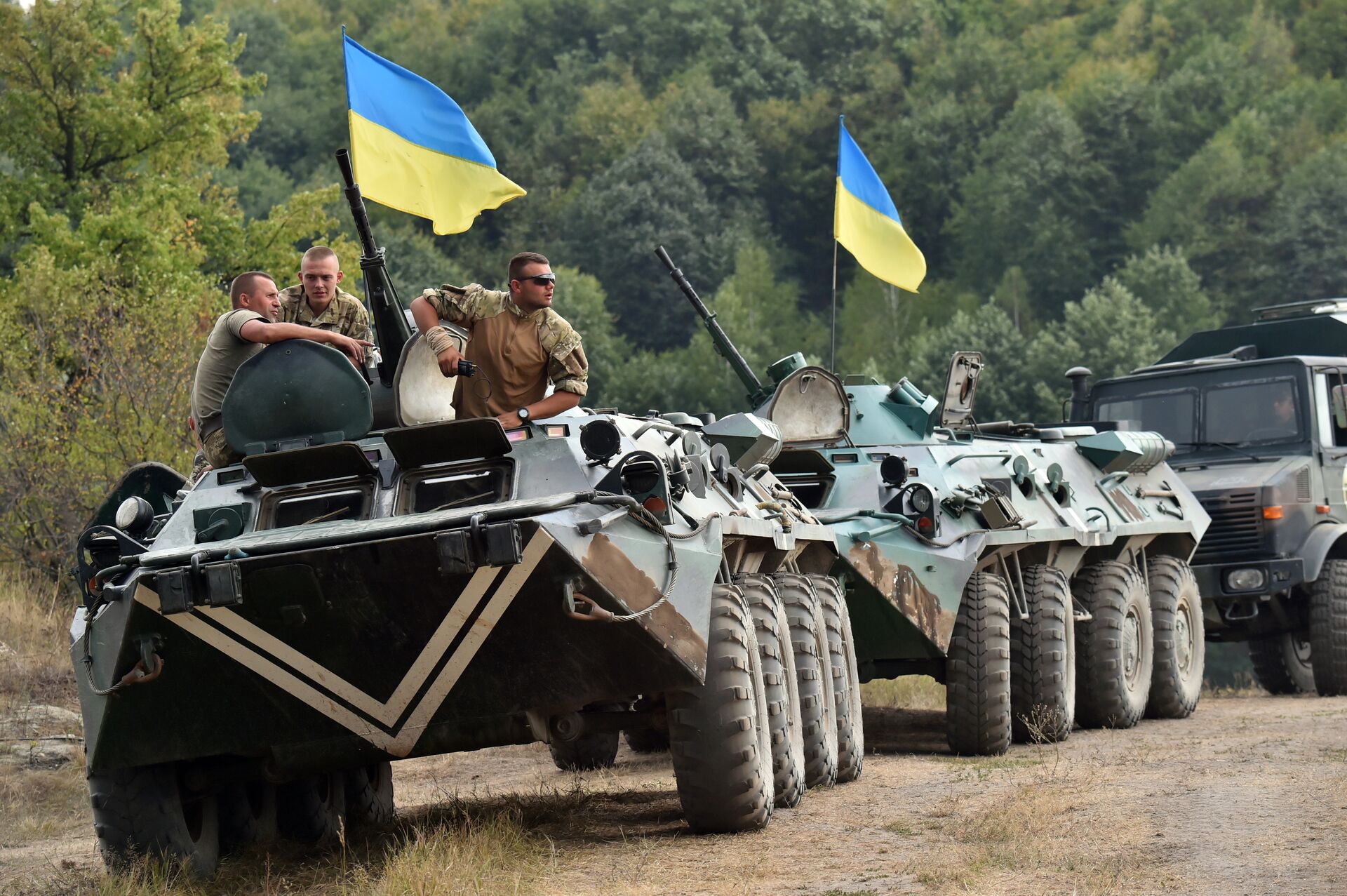 Украјински војници одмарају се на тенковима током војне вежбе у близини Житомира, 150 километара западно од Кијева.  - Sputnik Србија, 1920, 19.06.2022