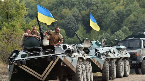 Ukrajinski vojnici odmaraju se na tenkovima tokom vojne vežbe u blizini Žitomira, 150 kilometara zapadno od Kijeva. - Sputnik Srbija