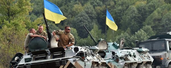 Ukrajinski vojnici odmaraju se na tenkovima tokom vojne vežbe u blizini Žitomira, 150 kilometara zapadno od Kijeva. - Sputnik Srbija
