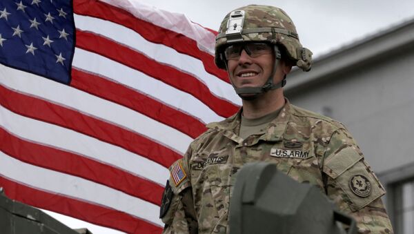 Američki vojnik pored zastave SAD - Sputnik Srbija
