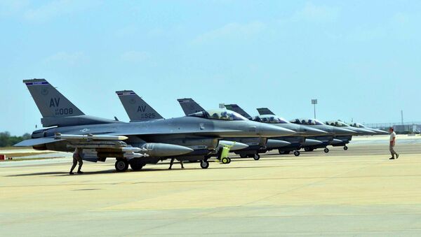Šest američkih lovaca F-16 u Turskoj avio-bazi Indžirlik. - Sputnik Srbija