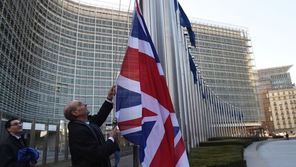 Британска застава пред здањем Европске комисије у Бриселу - Sputnik Србија