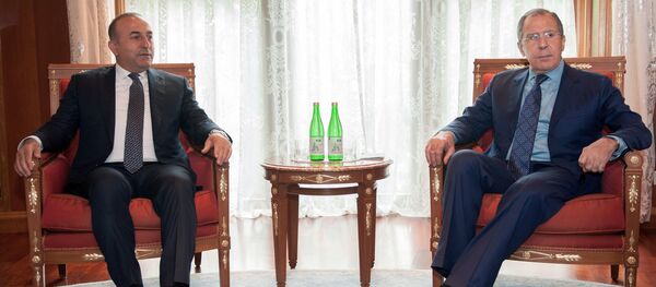 Ruski ministar inostranih poslova Sergej Lavrov (desno) i njegov turski kolega Mevlut Čavušoglu - Sputnik Srbija