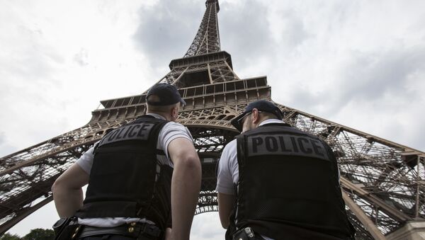 Француска полиција испод Ајфелове куле - Sputnik Србија