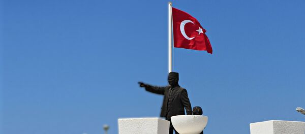 Турска застава изнад статуе Ататурка у граду Фетију - Sputnik Србија