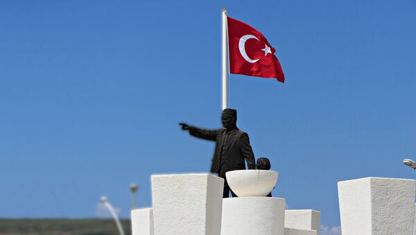 Турска застава изнад статуе Ататурка у граду Фетију - Sputnik Србија