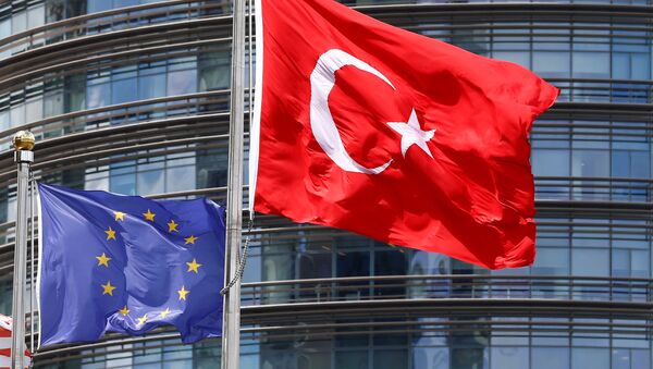 Zastave Turske i EU ispred sedišta EU u Briselu - Sputnik Srbija