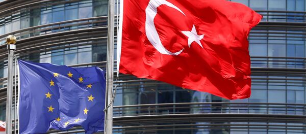 Zastave Turske i EU ispred sedišta EU u Briselu - Sputnik Srbija