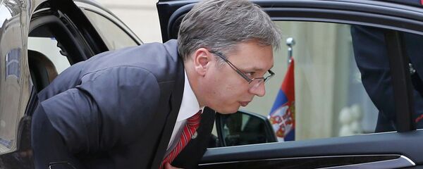 Александар Вучић излази из кола - Sputnik Србија