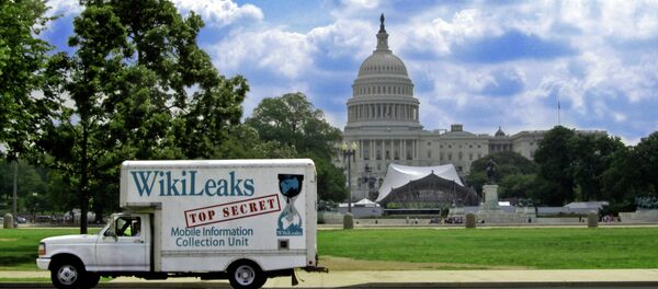 Kombi sa reklamom Vikiliksa ispred Bele kuće u Vašingtonu. - Sputnik Srbija