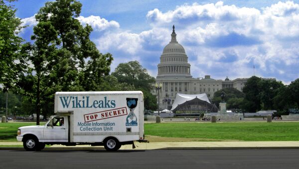 Kombi sa reklamom Vikiliksa ispred Bele kuće u Vašingtonu. - Sputnik Srbija