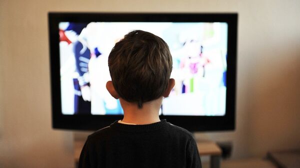 Дете гледа телевизор - Sputnik Србија