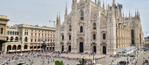Pogled na katedralu na trgu Duomo u Milanu - Sputnik Srbija