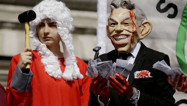 A protester wearing a former British Prime Minister Tony Blair mask, right, and another dressed as a judge pose for the media on a stage outside the Queen Elizabeth II Conference Centre in London, shortly before the publication of the Chilcot report into the Iraq war, Wednesday, July 6, 2016. - Sputnik Srbija