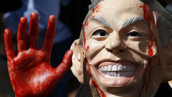 Демонстрант носи маску бившег британског премијера Тонија Блера на протесту у Лондону поводом објављивања извештаја о Ираку. - Sputnik Србија