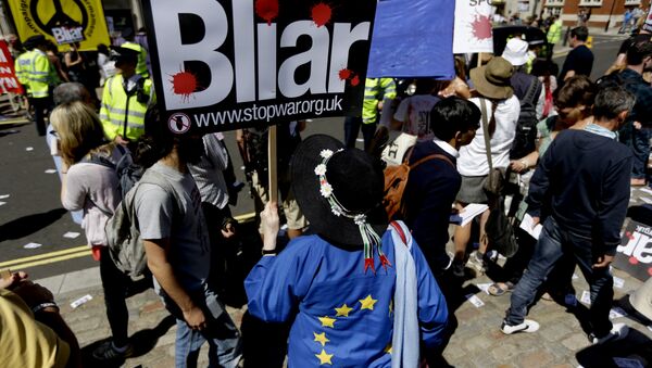 Demonstranti tokom protesta u Londonu. Britanija je ušla u rat u Iraku pre nego što su iscrpljene sve opcije za mirno razoružavanje, izjavio je danas penzionisani britanski zvaničnik Džon Čilkot, predstavljajući svoj izveštaj o ulozi Velike Britanije u iračkom ratu. - Sputnik Srbija