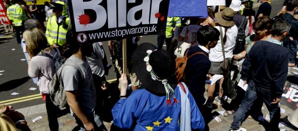 Демонстранти током протеста у Лондону. Британија је ушла у рат у Ираку пре него што су исцрпљене све опције за мирно разоружавање, изјавио је данас пензионисани британски званичник Џон Чилкот, представљајући свој извештај о улози Велике Британије у ирачком рату. Демонстранти током протеста у Лондону. Британија је ушла у рат у Ираку пре него што су исцрпљене све опције за мирно разоружавање, изјавио је данас пензионисани британски званичник Џон Чилкот, представљајући свој извештај о улози Велике Британије у ирачком рату. - Sputnik Србија