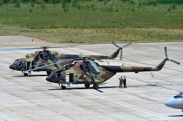 Руски хеликоптер Ми-17  на аеродрому у Батајници - Sputnik Србија