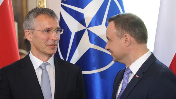 Генерални секретар НАТО-а Јенс Столтенберг и председник Пољске Анжеј Дуда пре састанка у Варшави. - Sputnik Србија