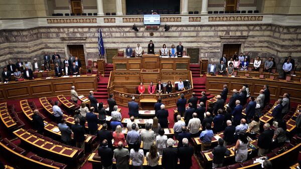 Grčki poslanici tokom minuta ćutanja u parlamentu u Atini - Sputnik Srbija