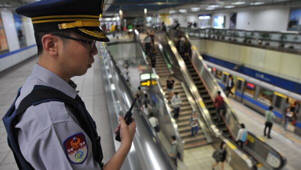 Полицајац у станици метроа у Тајпеју на Тајвану. - Sputnik Србија