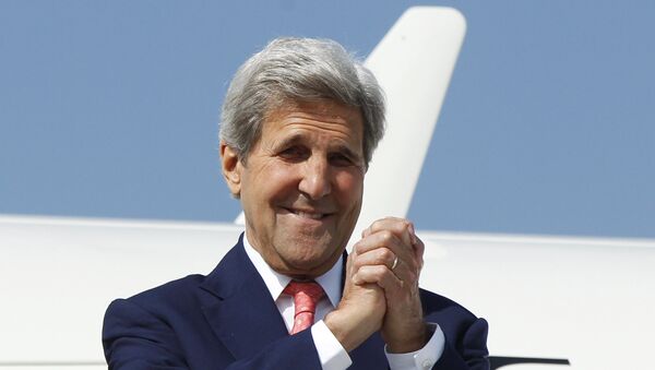 Амерички државни секретар Џон Кери укрцава се у авион на аеродрому у Тбилисију пре полетања за Кијев. - Sputnik Србија