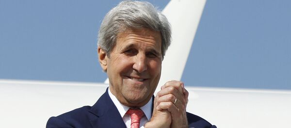 Američki državni sekretar Džon Keri ukrcava se u avion na aerodromu u Tbilisiju pre poletanja za Kijev. Američki državni sekretar Džon Keri ukrcava se u avion na aerodromu u Tbilisiju pre poletanja za Kijev. - Sputnik Srbija