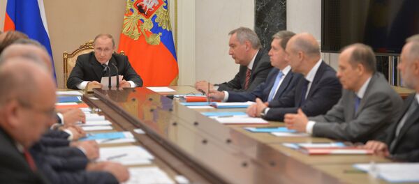 Владимир Путин на седници Комисије за војно-техничку сарадњу - Sputnik Србија