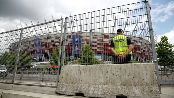 Poljski policajci ispred PGE Nacionalnog stadiona, na kom se održava Samit NATO-a. Varšava, Poljska. - Sputnik Srbija