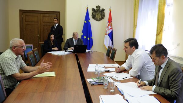 Aleksandar Vučić razgovara sa građanima u zgradi Vlade Srbije - Sputnik Srbija