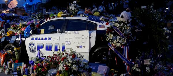 Импровизовани споменик убијеним полицајцима у Даласу. Импровизовани споменик убијеним полицајцима у Даласу. - Sputnik Србија