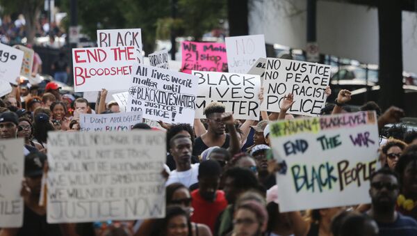 Протестни марш у Атланти због убиства два Афроамериканца која су починили полицајци. - Sputnik Србија