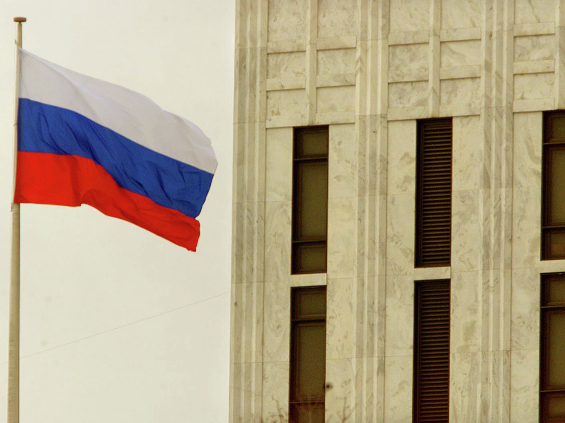 Как вешаются флаги. Российский флаг фото. Флаг на посольстве России в 1912 году. Как правильно вешать флаги на здание. Как правильно повесить флаг России.