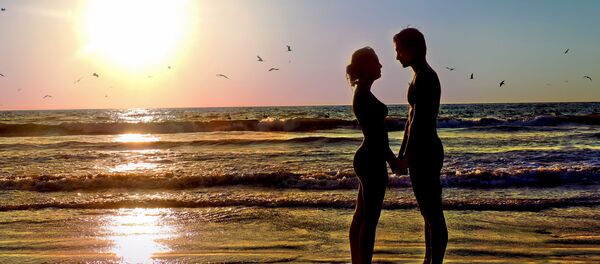 Zaljubljeni par pored mora - Sputnik Srbija