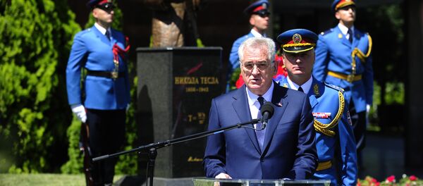 Томислав Николић на откривању споменика Николи Тесли испред Народне библиотеке у Београду. - Sputnik Србија